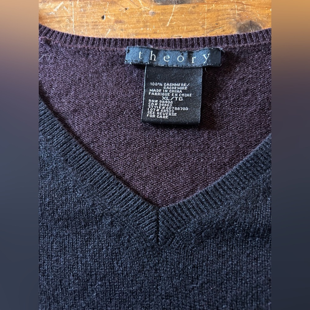Theory men’s 100% cashmere two-tone V-neck sweater. Aubergine with black stripes - Picture 3 of 7